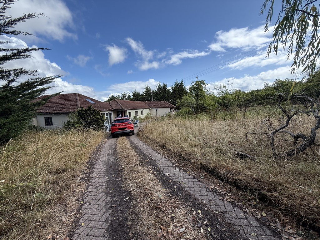 Lot: 114 - DETACHED BUNGALOW WITH APPROXIMATELY 11.6 ACRES, REQUIRING RENOVATION - Drive leading to property